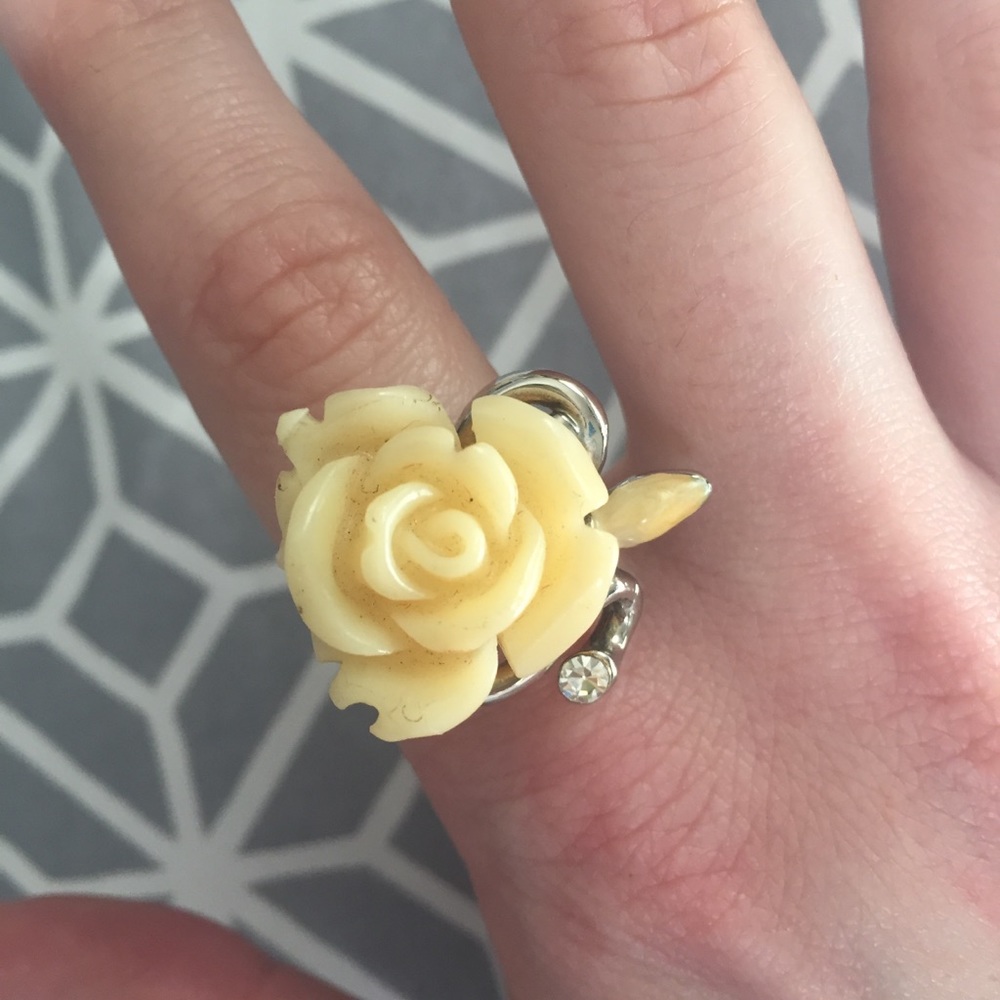 Vintage lucite creamy carved 3-D rose ring
